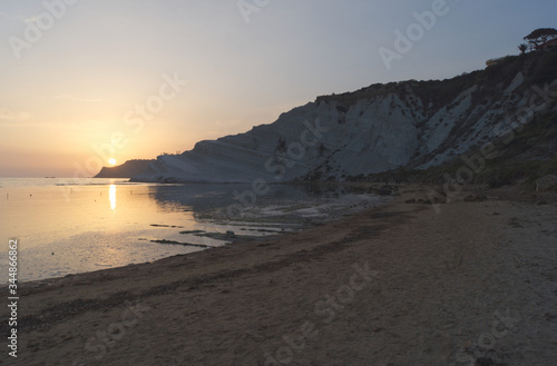 Caratteristica spiaggia con roccia bianca al calar dela sera