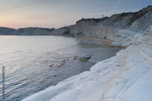 Tramonto sulla pietra bianca della costa