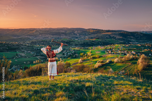 Foto Man in traditional slovak folk dress standing in spring nature
