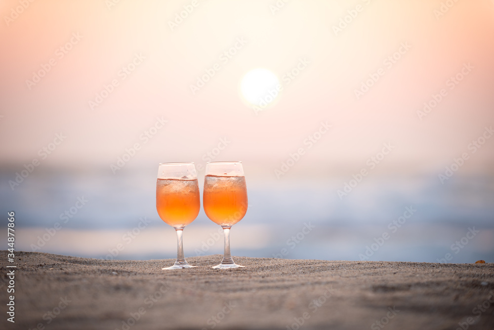 砂浜とグラス