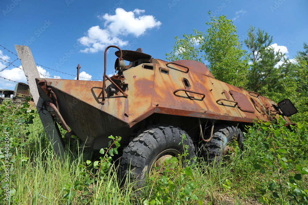 Fototapeta premium Abandoned soviet military tank