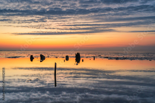 Abenddämmerung mit Spiegelungen am norddeutschen Wattenmeer.