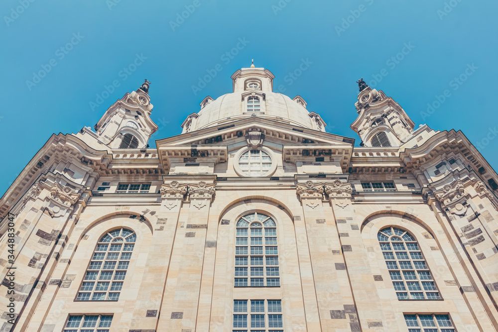 Obraz premium Perspektivische Ansicht der Frauenkirche in Dresden