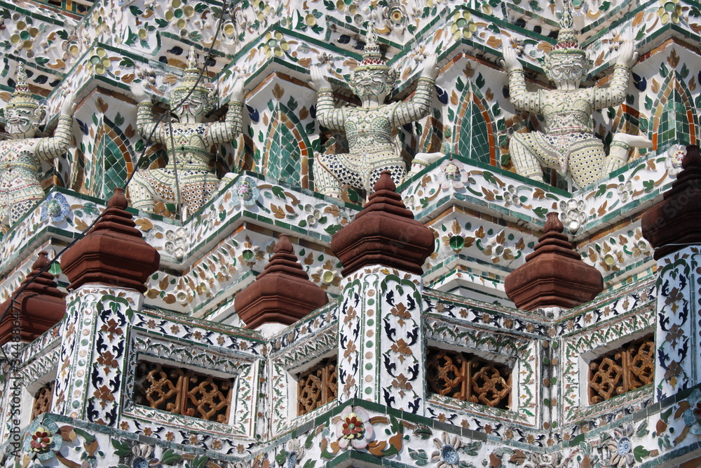 Obraz premium detail of a traditional thai temple