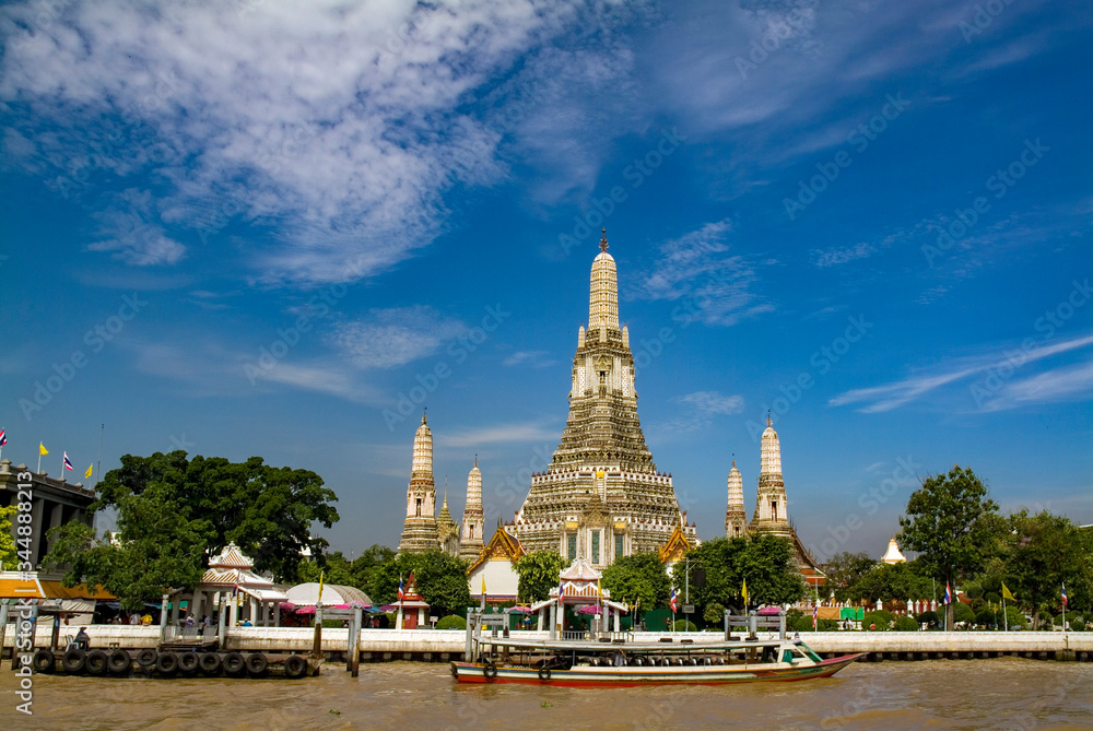 Naklejka premium wat arun bangkok thailand