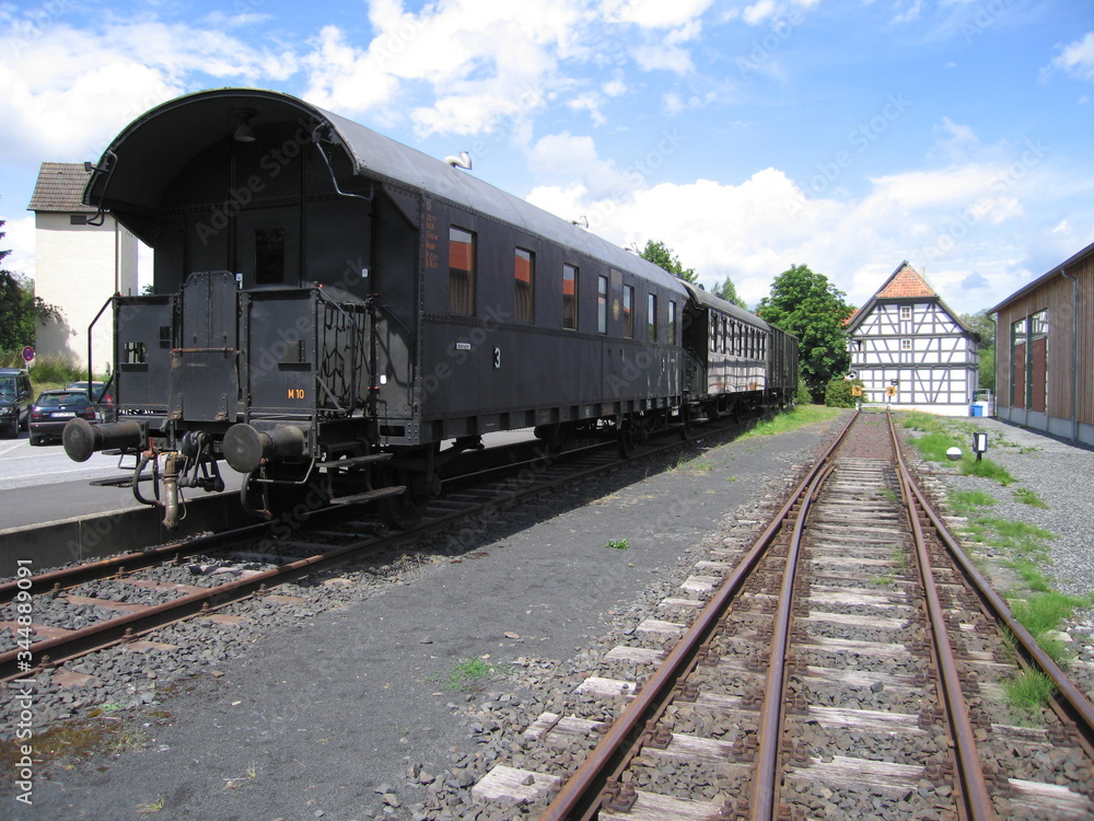 Alte Eisenbahnwaggons auf Gleis