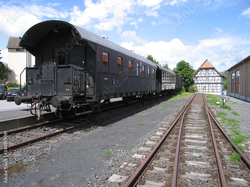 Alte Eisenbahnwaggons auf Gleis