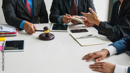 Fotografía Soft And Smooth Focus,Businessmen and the team are discussing with the lawyers about contract documents for accuracy and confidence in making joint business investments before signing the contract