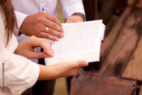 Casal lendo juntos a Bíblia Sagrada