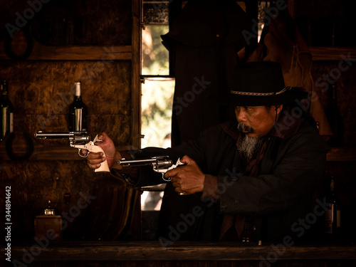 Western cowboys are using guns to fight to protect themselves in the tavern, On the land that the law has not yet reached