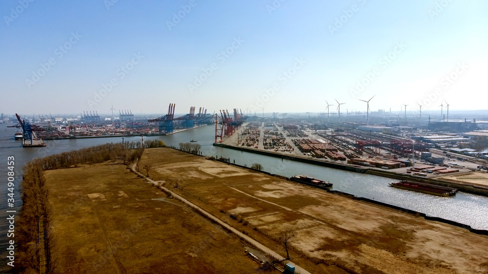 Hafen während der Corona Pandemie 2020 Wirtschaft Export Import Container Schiffe Windkraft