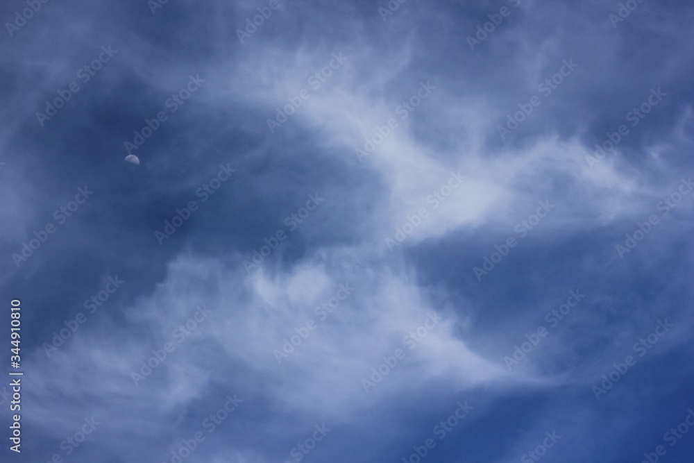 clouds of unusual shape, clouds in the sky, beautiful sky background