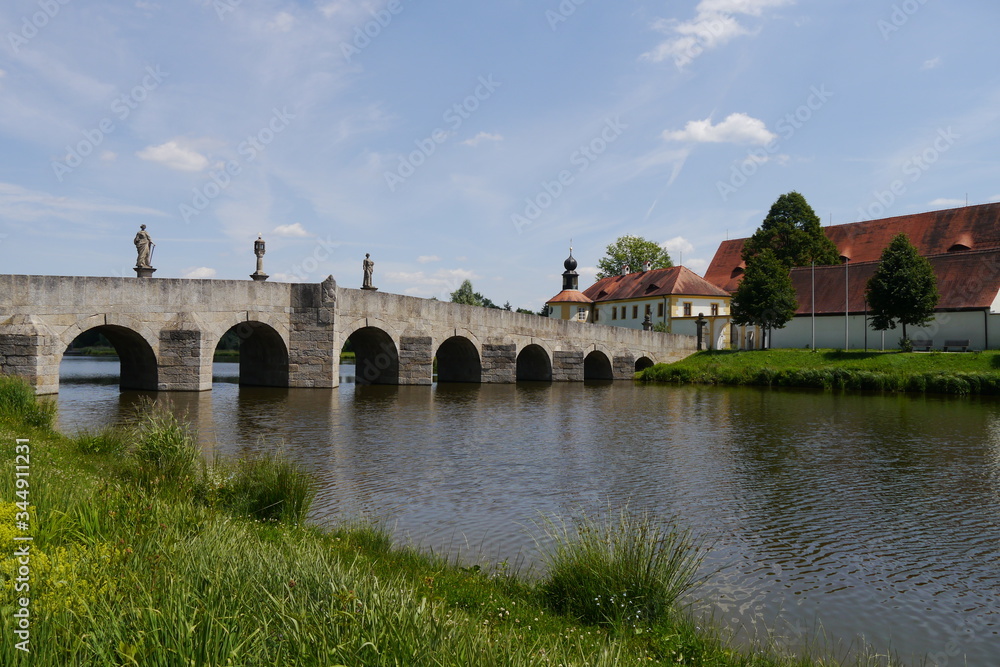 Fototapeta premium Tirschenreuth Stadtteich mit Fischhofbrücke