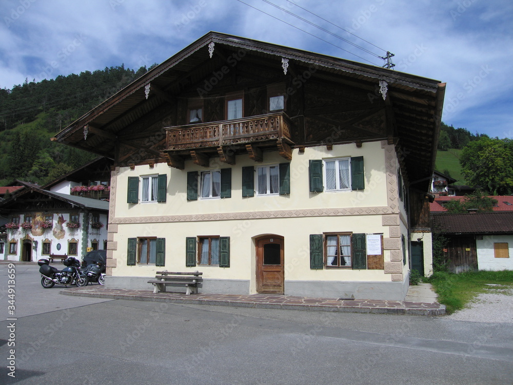Oberbayerisches Dorf Wallgau in Bayern mit Lüftlmalerei Oberbayerisches Dorf Wallgau in Bayern mit Lüftlmalerei