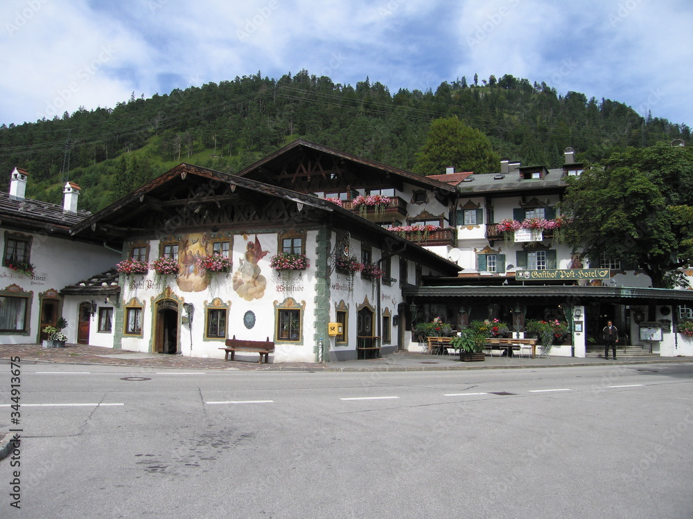 Oberbayerisches Dorf Wallgau in Bayern mit Lüftlmalerei