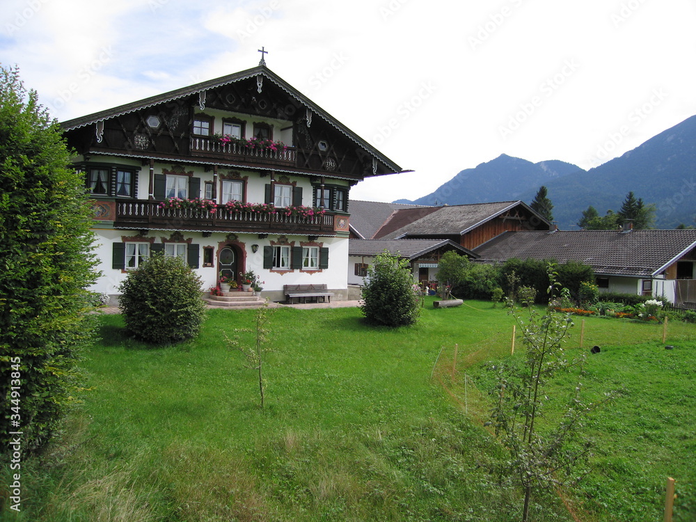 Oberbayerisches Dorf Wallgau in Bayern mit Lüftlmalerei