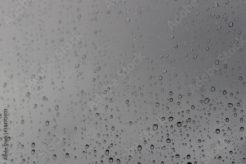 gocce di pioggia su una finestra durante una giornata di pioggia