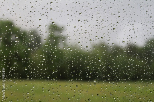 gocce di pioggia su una finestra durante una giornata di pioggia