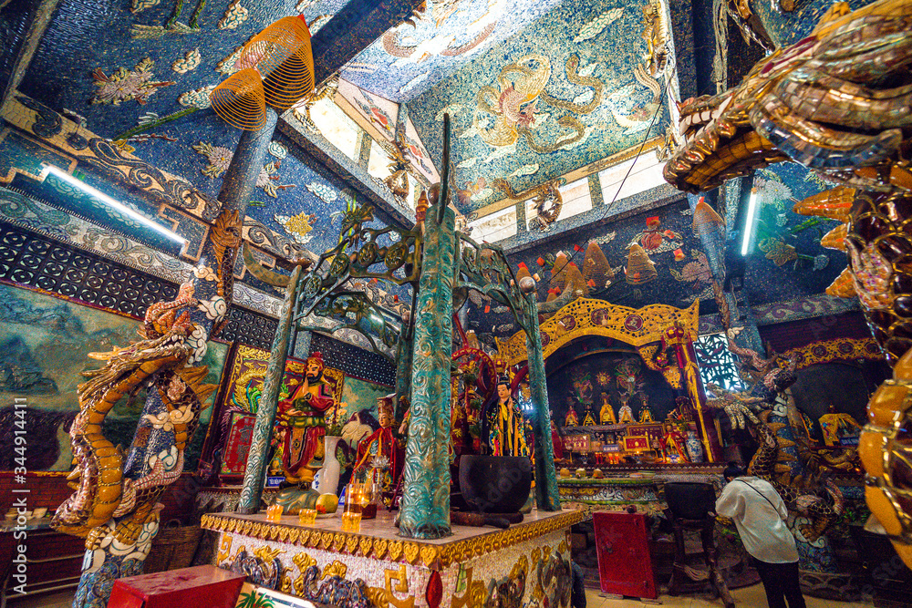 Inside the main hall of Phu Chau temple is elaborately decorated with many fragments of crockery, with a age of 3 centuries and is widely sought after by the sacred. Inside the main hall of Phu Chau temple is elaborately decorated with many fragments of crockery, with a age of 3 centuries and is widely sought after by the sacred.
