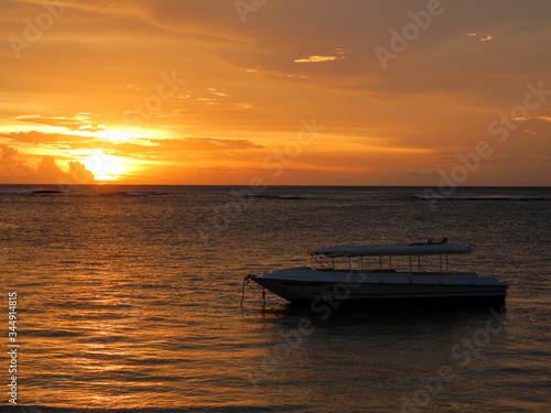Boot mit Sonnenuntergang © Andreas