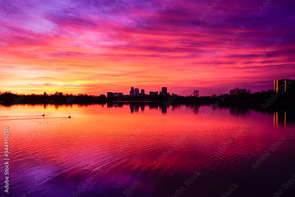 Naklejka premium Brilliant Sunrise - Sloan's Lake Colorado