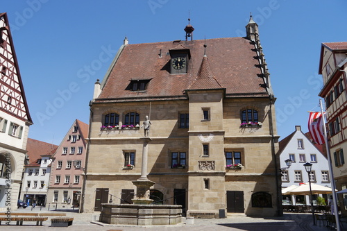 Rathaus am Markt und Schweppermannsbrunnen in Weißenburg in Bayern