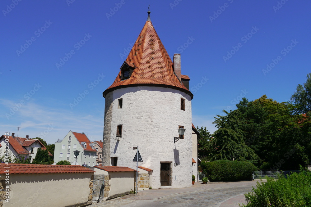 Stadtmauer an der Schanzmauer mit Scheibleinsturm in Weißenburg in Bayern