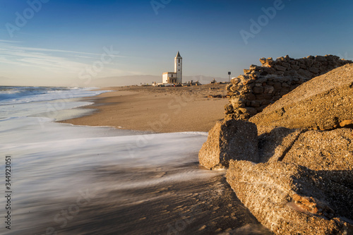 Vista de la iglesia de San Miguel desde la playa de Las Salinas, Las Salinas, Parque Natural Cabo de Gata-Níjar, provincia de Almería, Andalucía, España