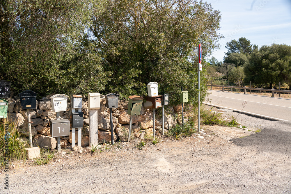 Briefkästen am Straßenrand auf einer Spanischen Insel Briefkästen am Straßenrand auf einer Spanischen Insel