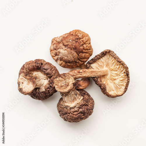dried small mushrooms
