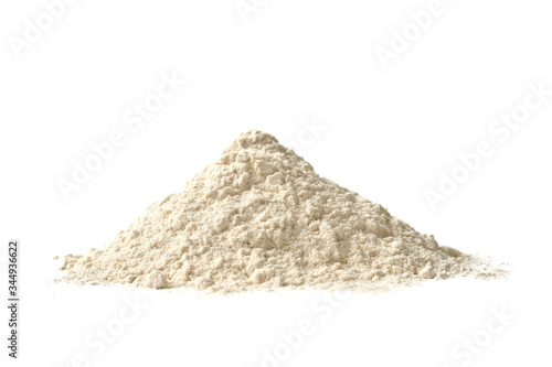 Mąka wysypana na kupki na białym tle