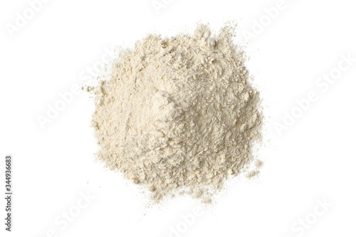 Mąka wysypana na kupki na białym tle
