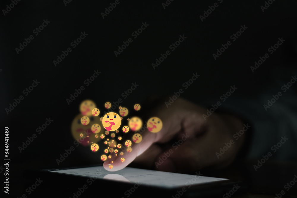 Foto de A young businessman touching his finger on the screen And show