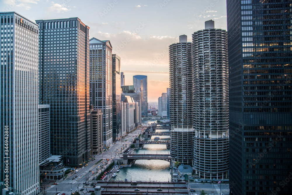 Obraz premium panoramic view of chicago and river from a rooftop