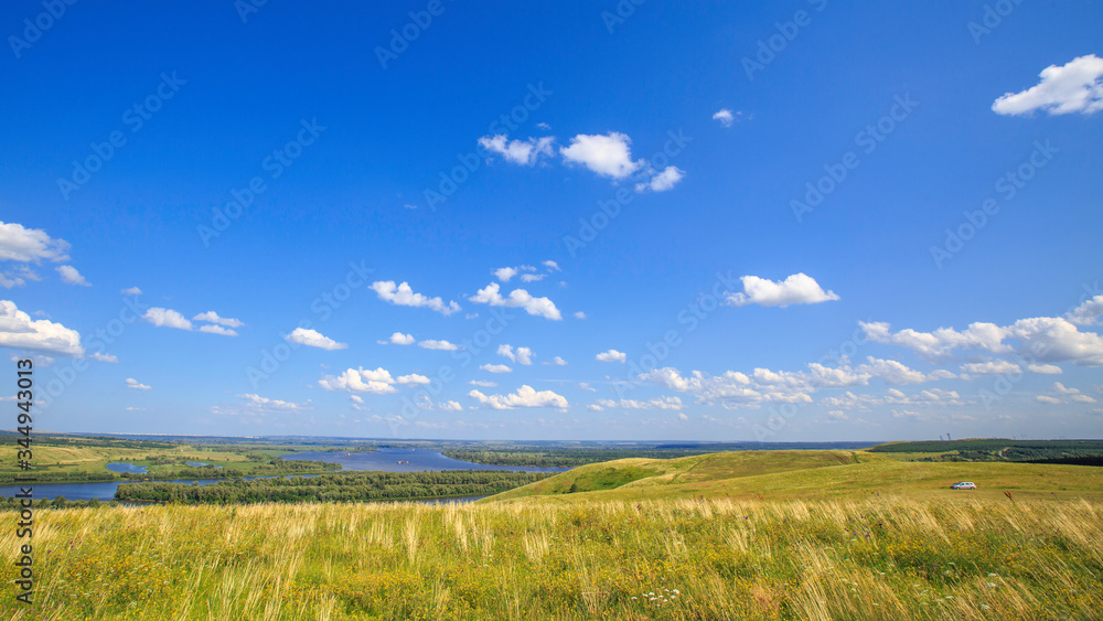 Obraz premium beautiful hills on the high bank of the river Vyatka on a sunny day in summer
