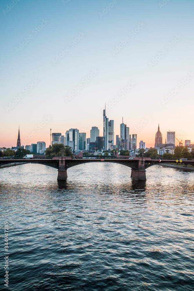 Naklejka premium skyline view over bridge in frankfort germany