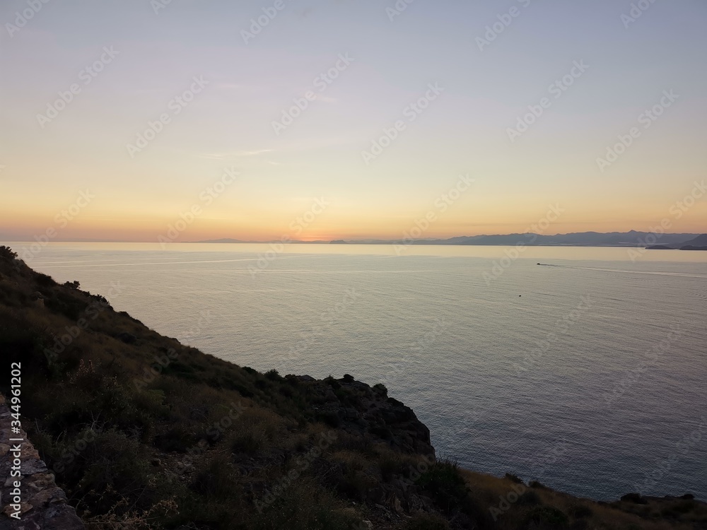 Puesta de sol al borde de la playa con colores relajantes