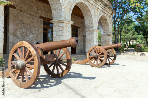 Fotografia Medieval cannon at the entrance to the Khans palace in the Naryn-Kala fortress