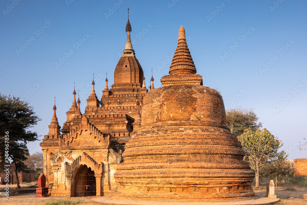 Fototapeta premium Shwe Nan Yin monastic complex under a blue sky