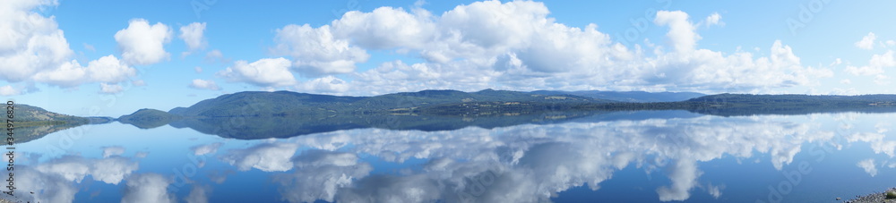 Paisaje con lago de espejo, foto muy amplia, Chile