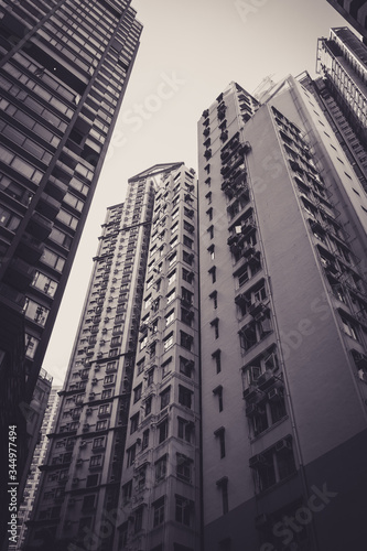 Foto urbana / arquitectura de edificios altos en blanco y negro echa en la parte financiera de hongkong.