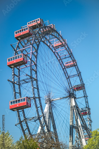 Noria del famoso parque Plater en Viena con solores rojo pasión y un azul cielo brillante.