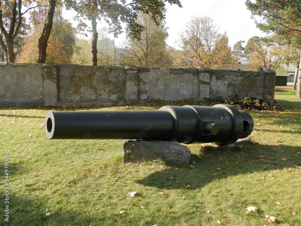  An old cannon of the 19th century stands on a monument.