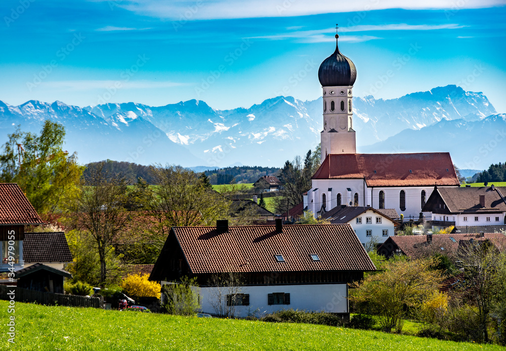 Schönes Oberbayern: Münsing am Starnberger See mit Panoramablick auf Kirche und die Alpen mit Zugspitze