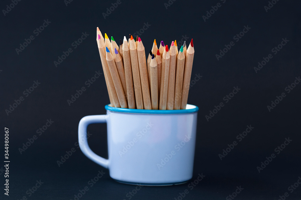 Lápices de colores en una taza
Lápices de colores en una taza