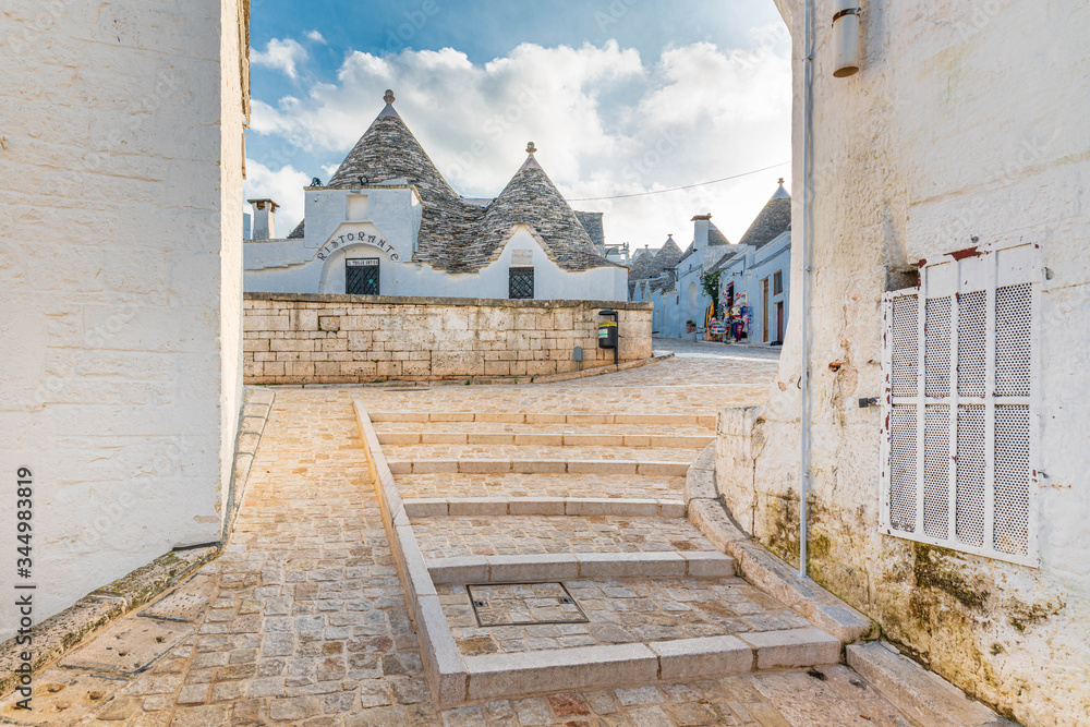 Alberobello - kraina domków trulli na liście UNESCO - obrazy, fototapety, plakaty 