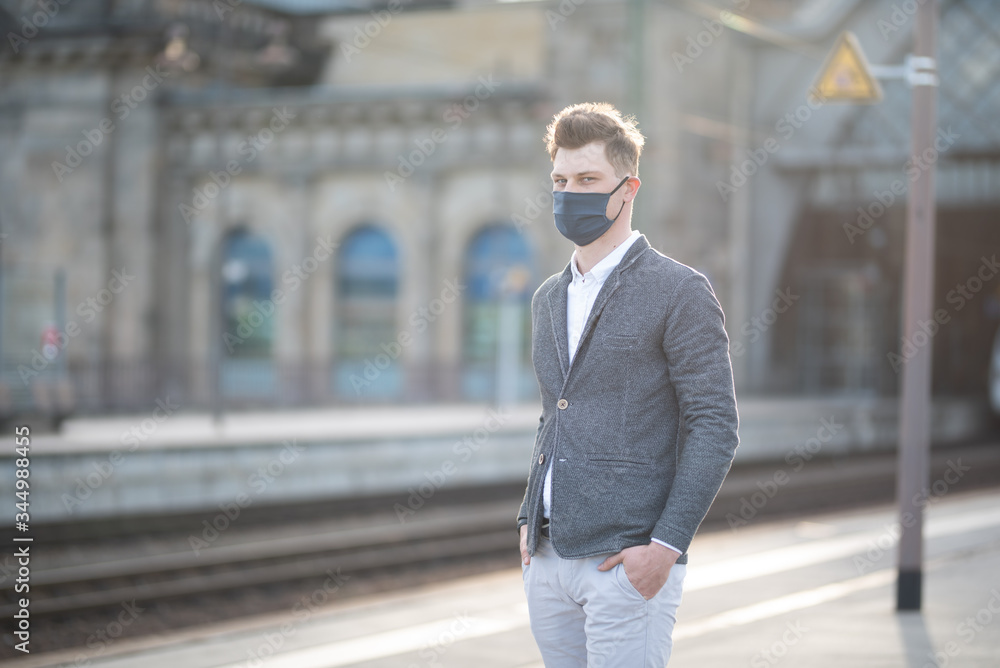 Casual Look in Zeiten der Corona Krise; Covid-19; business Casual Look in Zeiten der Corona Krise; Covid-19; business