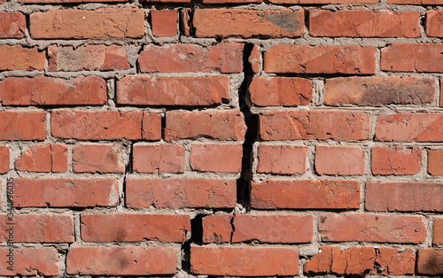 Εκτύπωση καμβά Old red brick wall with a big crack in the middle