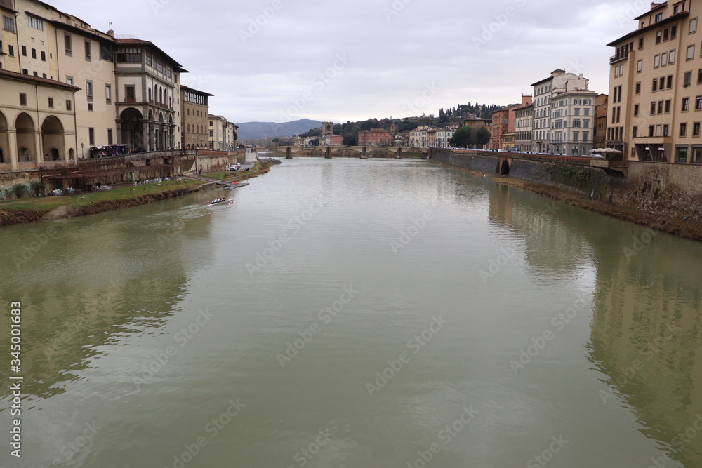 Rio Arno. Ponte Vecchio em Florença