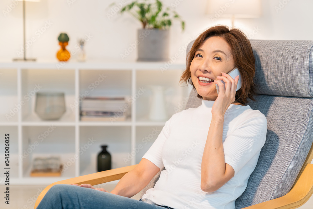 電話をするシニア女性 電話をするシニア女性